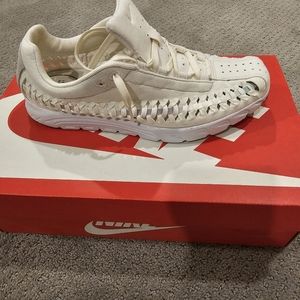 NIKE women's Mayfly sneakers